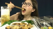 三位小姐姐挑战美食街,味蕾盛宴与欢乐时光